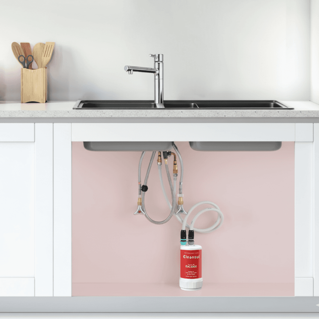 Lõi lọc Cleansui treo dưới gầm tủ bếp, đấu nối vào đường cấp nước lạnh
